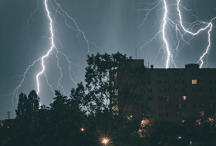 Що не можна робити під час грози і чому потрібно боятися блискавки