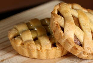 Пряний тарт із хурмою — ніжний десерт із йогуртовою начинкою