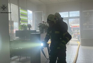 Пожежа в Івано-Франківську: надзвичайники ліквідували загоряння в офісному приміщенні (фото, відео)