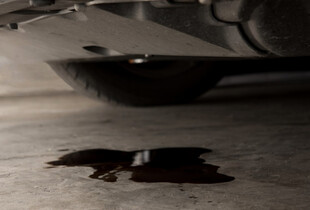 Плями під машиною: які з них свідчать про поломку, а які – є нормою