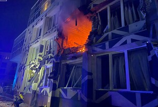 Вибухи у Києві: росіяни влучили у будівлю медзакладу, є загиблий