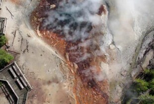 Найбільший кислотний гейзер світу прокинувся після шести років сну