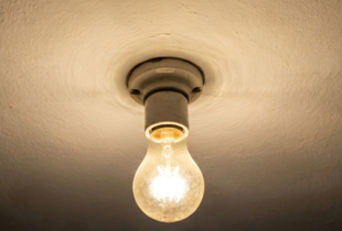 В Україні відключатимуть світло після обстрілу енергетики: де ситуація найгірша