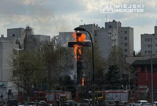 У Варшаві у Страсну п’ятницю загорівся Папський хрест біля храму (фото, відео)