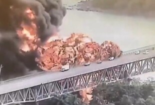 В Панамському каналі прогримів вибух: спалахнули цистерни з паливом (відео)