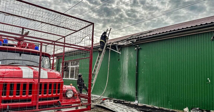 Росіяни у Великдень вдарили дроном по Золочеву: спалахнула пожежа у магазині