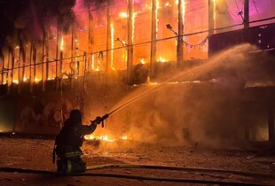 росія масовано атакувала Запоріжжя: горіли дві багатоповерхівки та виш, є постраждалі
