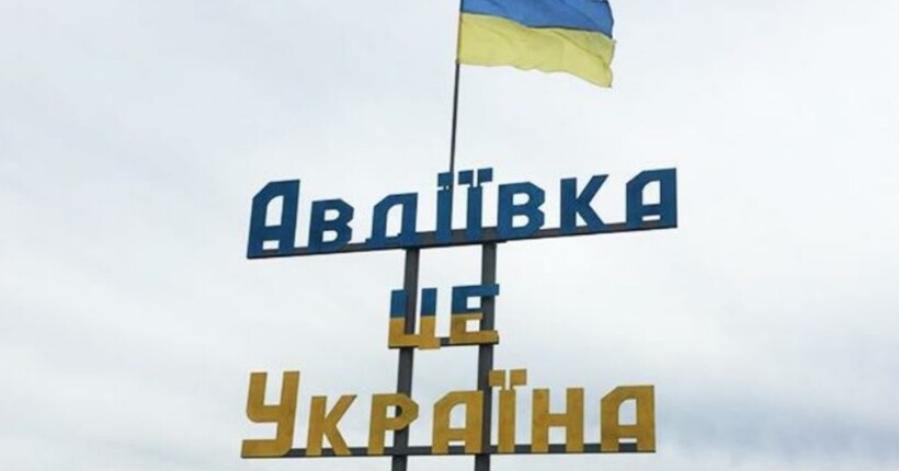 Тиснуть піхотою, броньованою технікою та дронами: Лазуткін про ситуацію навколо Авдіївки