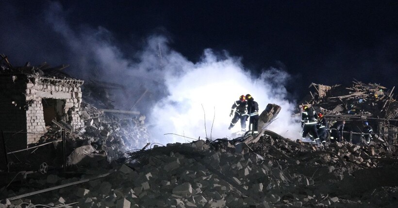 Внаслідок удару по Покровському району загинуло 11 людей, 10 осіб поранено: рятувальна операція триває