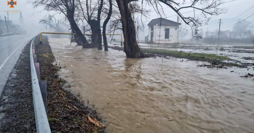  На Закарпатті через повінь під воду пішли 330 гектарів полей та кілька доріг