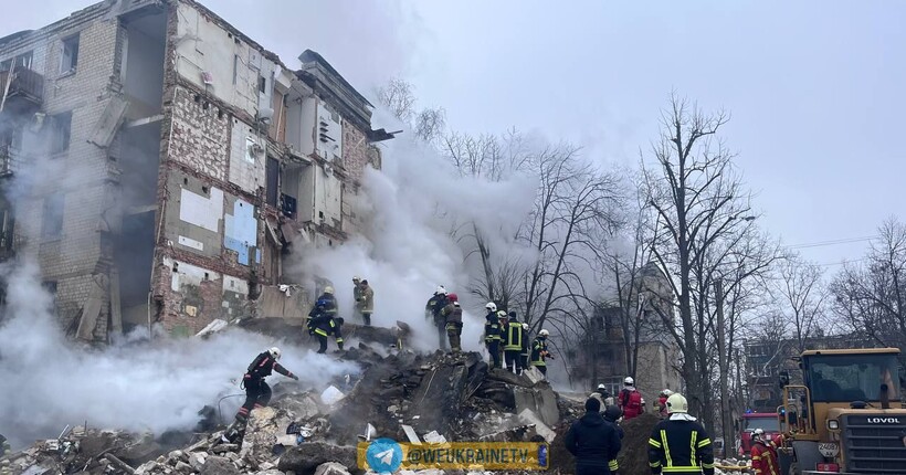 У Харкові постраждало 30 будинків: під завалами досі шукають людей